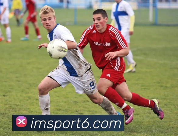 C罗40岁依然体脂率7的秘密：每日四小时训练与六餐五次睡眠揭秘